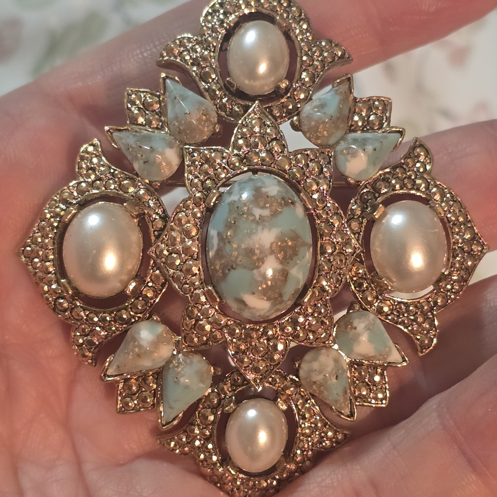 VINTAGE SARAH COVENTRY SERENADE PIN/BROOCH 1970